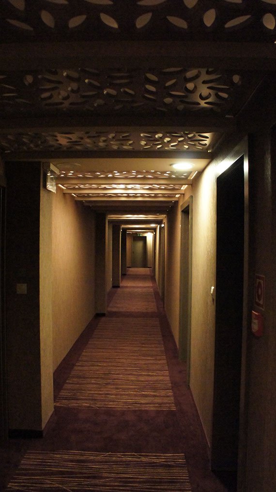 ażurowy sufit wspierające oświetlenie korytarza hotelowego